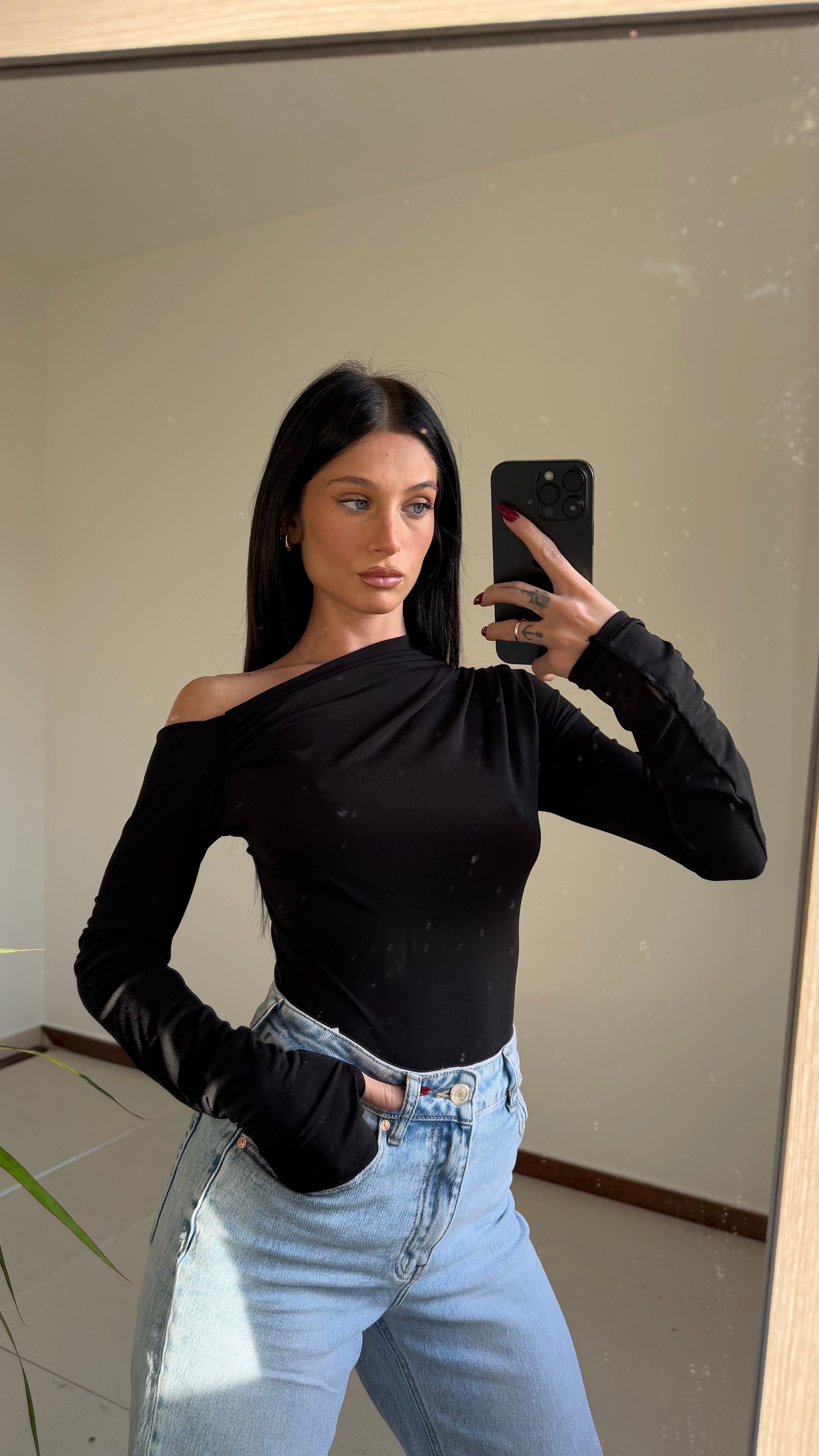 Maglia Nera spalla scoperta