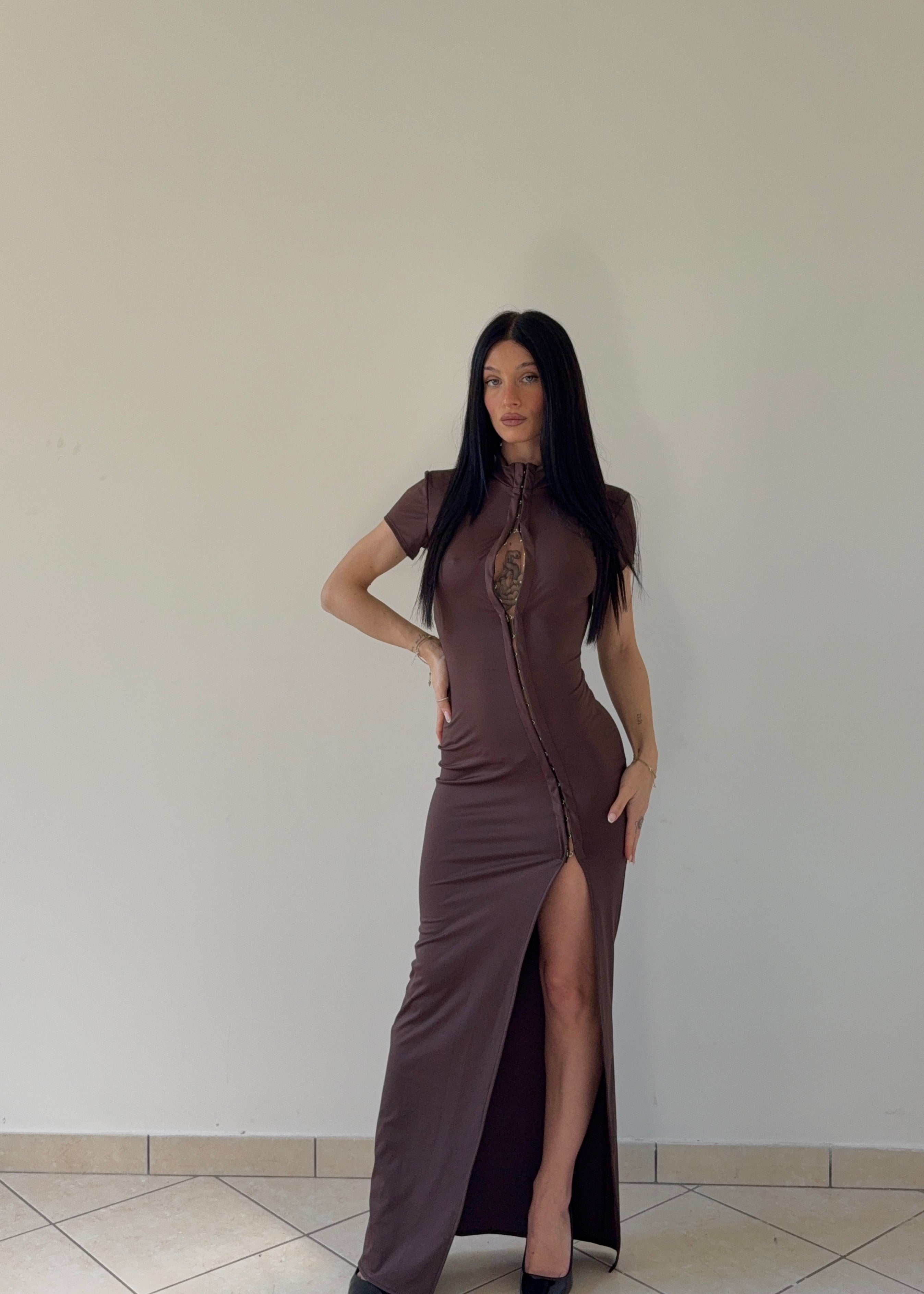 Abito Kira Brown