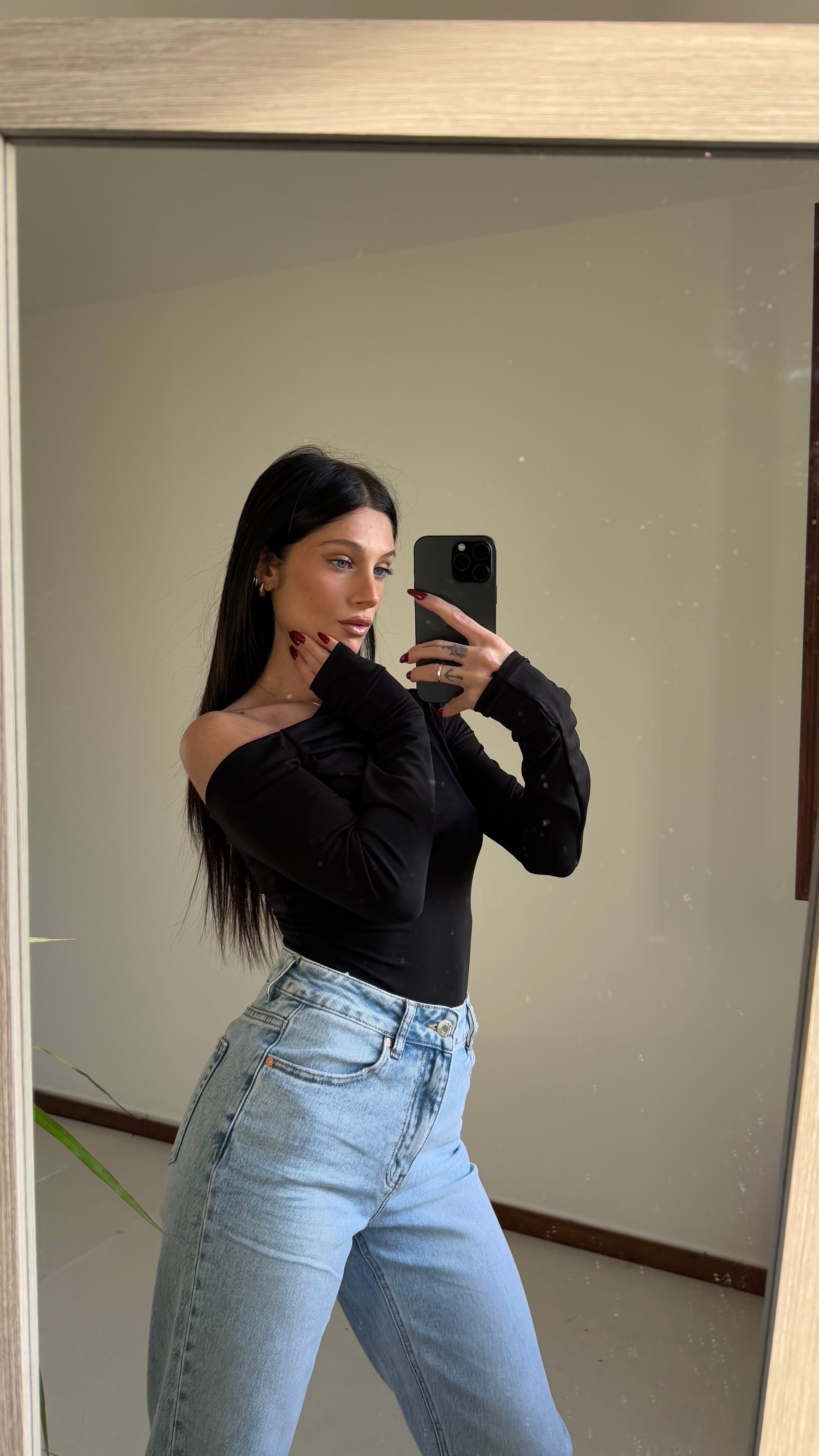 Maglia Nera spalla scoperta